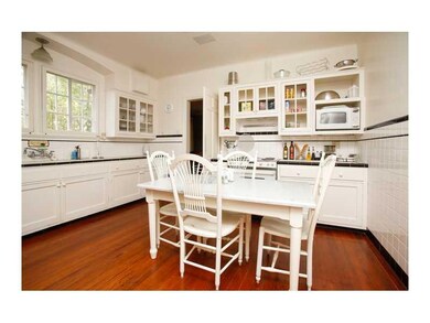 Kitchen. 1728-30 Gentilly - Kitchen