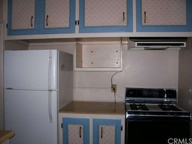Kitchen w/ gas stove