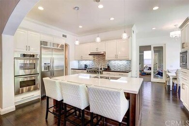 Dual Oven and bar area for guest to entertain show