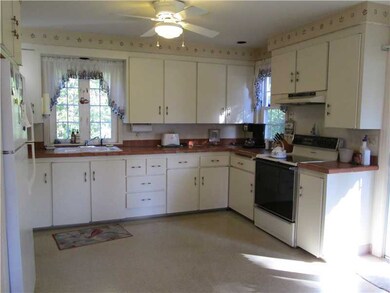 Kitchen. Lots of counter space and cabinets!!  sto