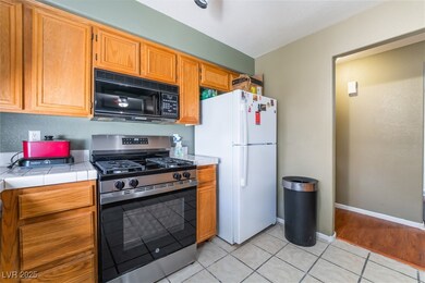 Kitchen featuring light tile patterned floors, til