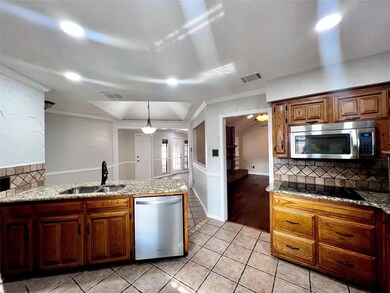 929 Pleasant Valley Cir, Bedford, TX 76021 - photo 2