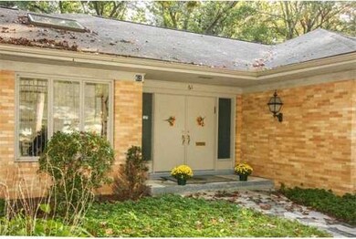 61 Pinewood Dr, Longmeadow, MA 01106 - photo 2