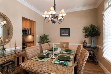 Bright dining room with plenty of space!