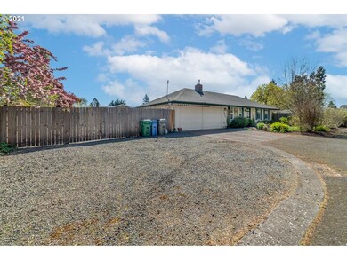 1922 Minda Dr, Eugene, OR 97401 - photo 4
