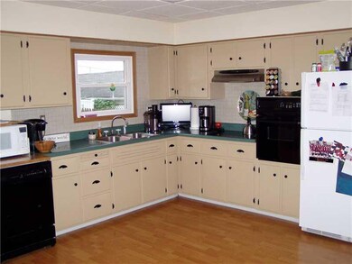 Kitchen. Spaciou L-Shaped kitchen, plus breakfeast