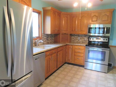 111 N 18th St, Marshalltown, IA 50158 - photo 7