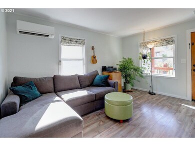 209 W 10th St, the Dalles, OR 97058 - photo 4