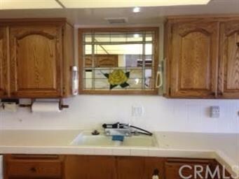 Kitchen is clean as a whistle! Immaculate too. Cup