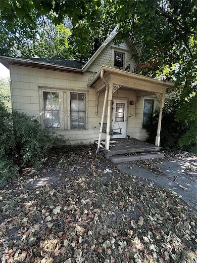 304 N Spruce St, Nokomis, IL 62075 - photo 2