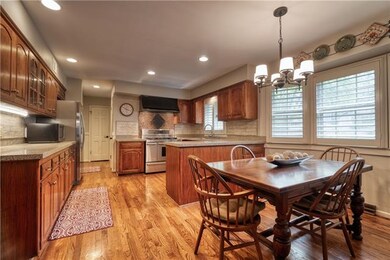 10405 Mohawk Ln, Leawood, KS 66206 - photo 3