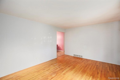 2405 Elmcrest Rd, Sterling Heights, MI 48310 - photo 4