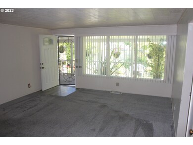 Living Room/Entrance