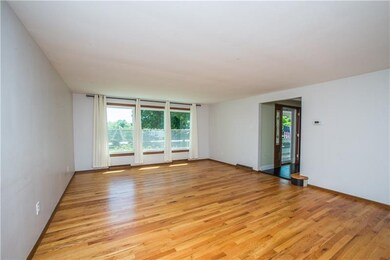 With neutral dcor, this room has tons of space for