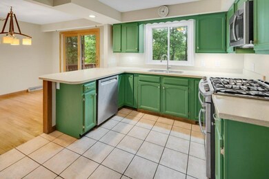 Open concept kitchen, ample space to entertain!