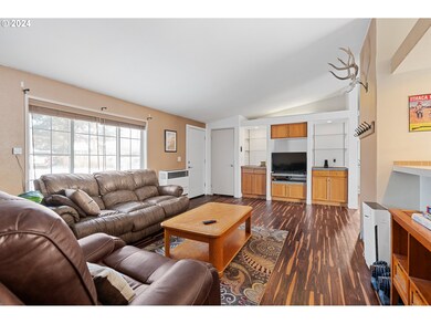 Living Room/Entrance