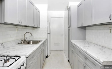 Lindenwood Village Section C unit 1, Howard Beach, NY 11414 - photo 6