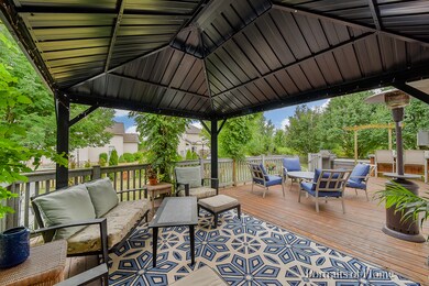 LARGE DECK FOR GREAT ENTERTAINING