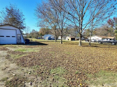 View of yard featuring an outbuilding