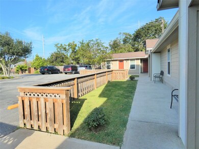 507 Houston St unit 5, Rosenberg, TX 77471 - photo 3