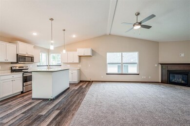 2108 Holly Meadow Ave SW, Cedar Rapids, IA 52404 - photo 4