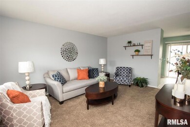 642 Northbrook Dr, Davenport, IA 52806 - photo 2