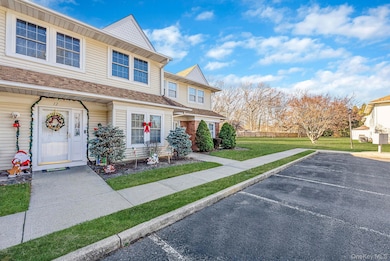 11 Gazebo Ln, Holtsville, NY 11742 - photo 2