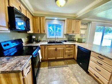 605 N 5th St, Central Point, OR 97502 - photo 7