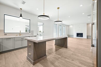 Kitchen breakfast bar and additional counter for w
