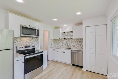 2711 Abelwood Rd, Charlotte, NC 28216 - photo 6