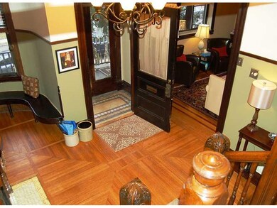 Entry/Foyer.