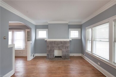 Nice Sized Living area offers loads of light from Front & Side Windows.  All Blinds Newer thru out.