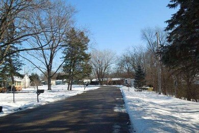 141 Castlewood Dr, Carpentersville, IL 60110 - photo 2