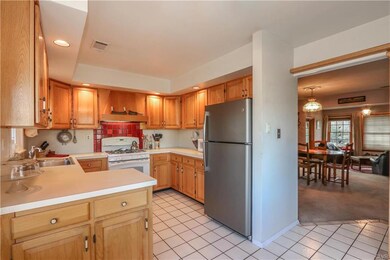 3434 Thomas Cir, Whitehall, PA 18052 - photo 6