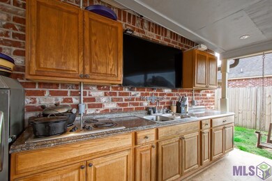 6103 Woodbend Dr, Zachary, LA 70791 - photo 4