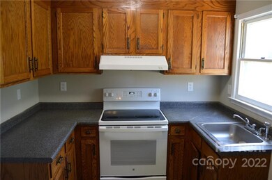 647 W Sharpe St, Statesville, NC 28677 - photo 3