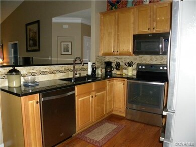 Kitchen with 42' maple cabinets, new granite count