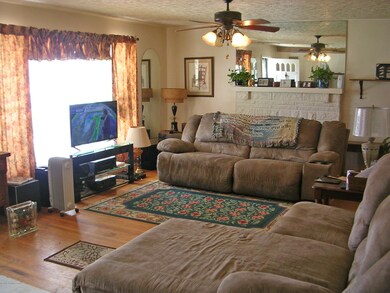 7801 E Manslick Rd, Louisville, KY 40228 - photo 2