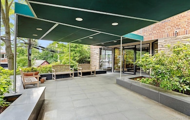 Wellesley Gardens unit 5N, Douglaston, NY 11363 - photo 2