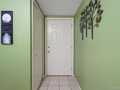 4970 Oak Hill Dr, Waterford, MI 48329 - photo 2