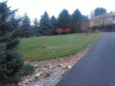 5244 S Mountain Dr, Emmaus, PA 18049 - photo 3