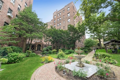 Wychwood unit 2B, Great Neck, NY 11021 - photo 4