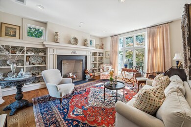 Living room off of the entry with large Count Rumf