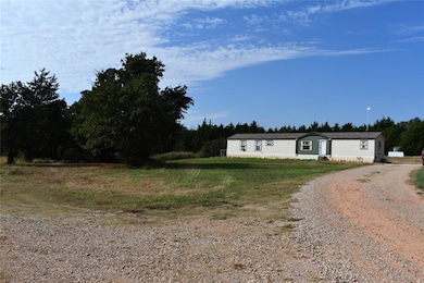 Manufactured / mobile home featuring driveway