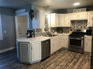 802 S Howerton Ave, Cushing, OK 74023 - photo 3