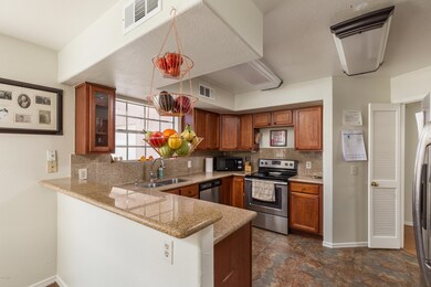 1370 W Elgin (7 of 27)