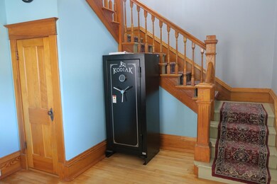 Foyer w/open staircase