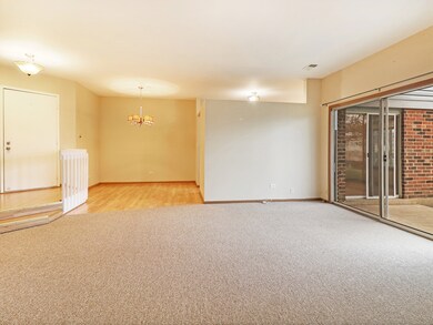 1725 Chesapeake Ln unit 7, Schaumburg, IL 60193 - photo 2