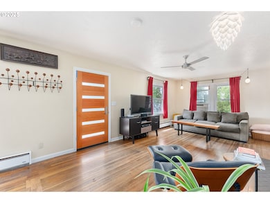 Living Room/Entrance