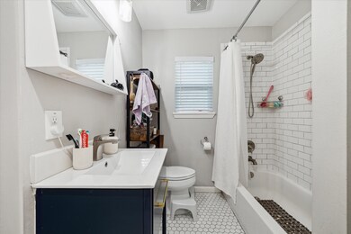 911 Kern St unit B, Houston, TX 77009 - photo 3